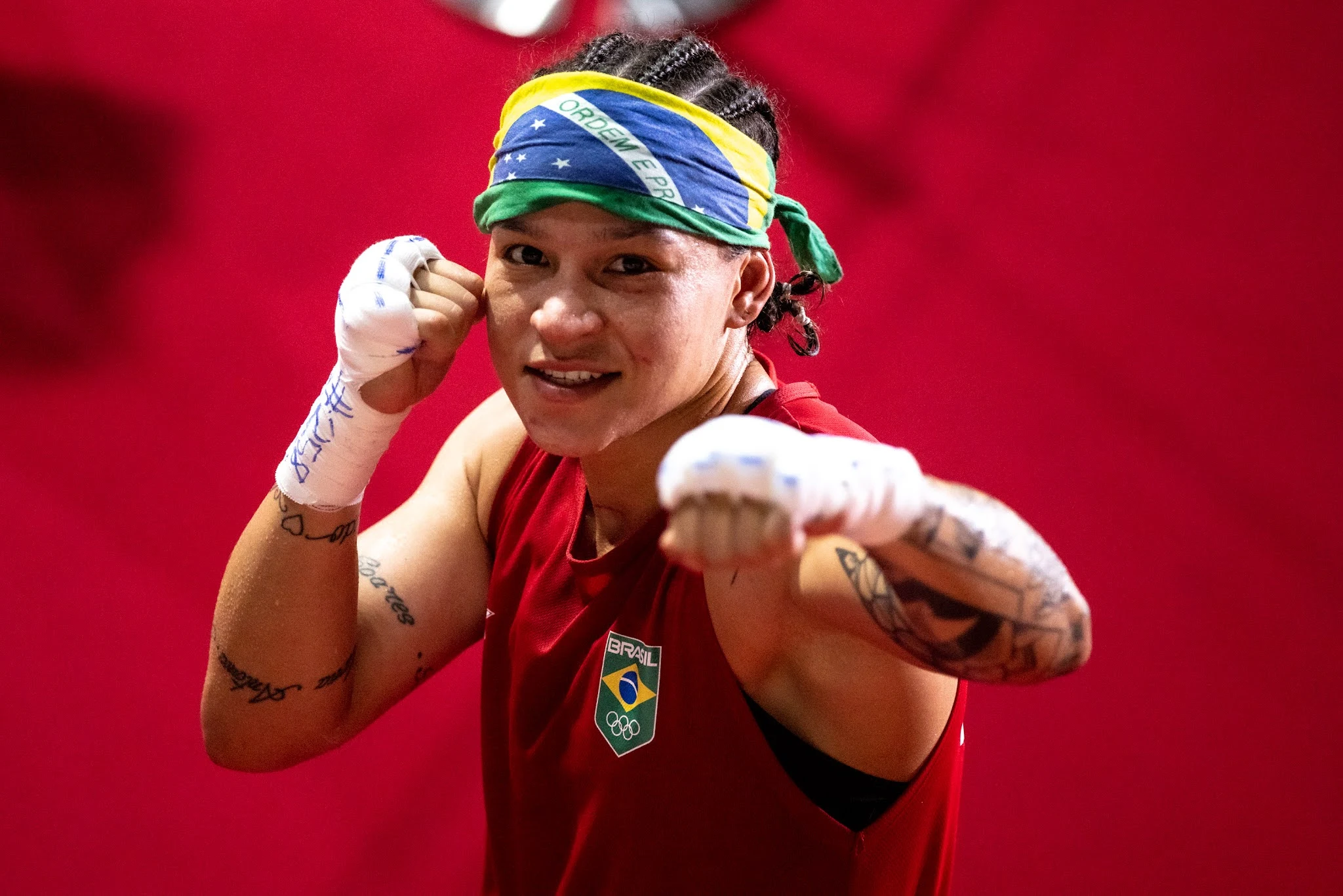 Bia Ferreira, de bandana do Brasil, faz pose para foto