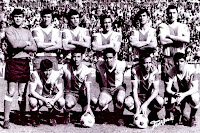 SEVILLA C. F. - Sevilla, España - Temporada 1971-72 - Rodri, Blanco, Pazos, Hita, Costas y Ramoní; Lora, Sanjosé, De Diego, Eloy y Berruezo - VALENCIA C. F. 2 (Claramunt II y Forment) SEVILLA C. F. 0 - 16/04/1972 - Liga de 1ª División, jornada 30 - Valencia, estadio de Mestalla - El Sevilla se clasificó 16º y bajó a 2ª División