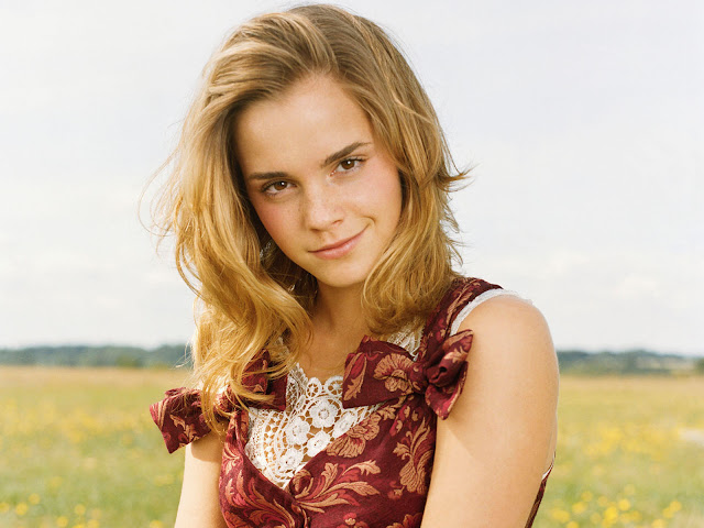 Emma Watson Cute HD Wallpaper
