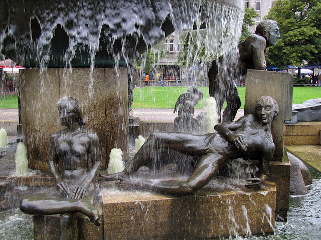 Lebensalter, Südbrunnen, Ages of life, South Fountain by Waldemar Grzimek, Hartmut Bonk, Fee Franck and Christian Höpfner, Wittenbergplatz, Berlin