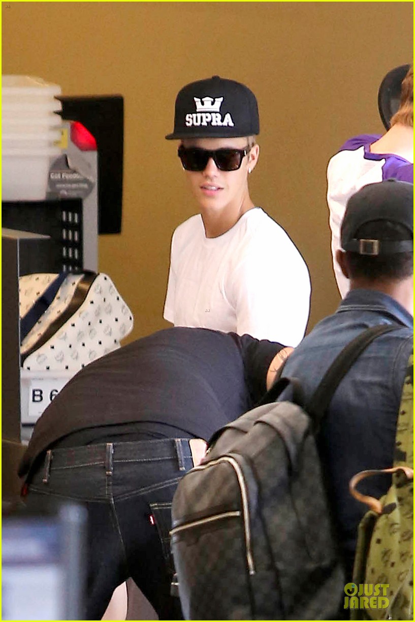 Celeb Diary: Justin Bieber @ LAX Airport