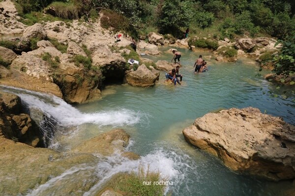 bermain air di sungai