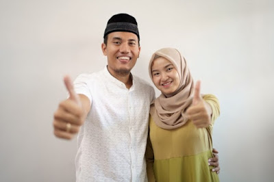 Rujuk adalah bersatunya kembali sepasang suami dan istri dalam ikatan pernikahan jika seorang suami memutuskan untuk rujuk dengan istrinya keduanya tidak perlu melangsungkan akad nikah[1]. Merujuk ialah mengambil kembali istri yang sudah ditalak[2]. Merujuk artinya bersatunya kembali seorang suami kepada istri yang telah dicerai sebelum habis masa menunggu (iddah).[3] Merujuk hanya boleh dilakukan di dalam masa ketika suami boleh rujuk kembali kepada isterinya (talak), yakni di antara talak satu atau dua.[3]  Syarat rukun rujuk, jika seorang suami rujuk dengan istrinya, tidak diperlukan adanya akad nikah yang baru karena akad yang lama belum terputus, pernikahan awal dilakukan sakral dan Sah disaksikan oleh para saksi serta banyak umat Muslim, sedangkan secara hukum negara, agama, adat dibuktikan dengan adanya akta pernikahan yakni Sertifikat Kursus Calon Pengantin yang mutlak milik penerima Sakral yang Sah yaitu suami, yang dikeluarkan oleh Badan Penasihatan Pembinaan dan Pelestarian Perkawinan masa sekarang, masih utuh tidak tercabut. Dan juga tidak dibenarkan perkara buku nikah suami-istri Dipegang, Dikemudikan oleh orang lain[3].  Rujuk dalam pandangan fiqh adalah tindakan sepihak dari suami. Tindakan sepihak itu didasarkan kepada pandangan ulama fiqh rujuk itu merupakan hak khusus seorang suami. Adanya hak khusus itu dipahami dari firman Allah SWT dalam Al-Qur'an surat al-Baqarah (2) ayat 228. Untuk sahnya tindakan rujuk hanya diperlukan ucapan rujuk yang dilakukan oleh suami[4].  Persyaratan merujuk Ada beberapa syarat yang menjadikan merujuk sah:  Istri yang ditalak telah disetubuhi sebelumnya. Jika suami menceraikan (talak)) istrinya yang belum pernah disetubuhi, maka suami tersebut tidak berhak untuk merujuknya. Ini adalah persetujuan (ijmak) para ulama‟.[5] Talak yang dijatuhkan bukan merupakan talak (talaktalak raj‟i).[5] Talak yang terjadi tanpa tebusan. Jika dengan tebusan, maka istri menjadi talak talak bain atau tidak dapat merujuk lagi istrinya.[5] Merujuk untuk rujuk dilakukan pada masa menunggu atau masa iddah dari sebuah pernikahan yang sah. Jika masa menunggu (iddah) istri telah habis, maka suami tidak berhak untuk merujuk. Ini hanya merupakan kesepakatan (ijmak) para ulama fiqih.[5] Hukum Di dalam Undang-undang No. 1 tahun 1974 tentang perkawinan tidak terdapat ketentuan-ketentuan yang mengatur masalah rujuk, demikian juga halnya di dalam Peraturan Presiden No 9 tahun 1975 tentang pelaksanaan Undang-undang No 1 tahun 1974[6].Valid ketentuan hak khusus yang di pergunakan sebagaimana firman Allah SWT dalam Al-Qur'an surat al-Baqarah (2) ayat 228 ditetapkan tentang rujuk.  Konpetensi relatif didasarkan atas patokan batas kewenangan mengadili berdasarkan kekuasaan daerah hukum, Masing-masing badan peradilan dalam suatu lingkungan telah ditetapkan batas-batas wilayah hukumnya.  Batasan untuk menentukan kompetensi relatif merujuk kepada pasal 118 HIR, 142 RBG atau pasal 99 Rv. Agar gugatan memenuhi syarat Kompentensi relatif: gugatan harus diajukan kepengadilan domisili TERGUGAT, tidak sah gugatan tersebut diajukan ke PENGUGAT.  Dasar terpenting dalam mengajukan Gugatan adalah Menentukan tempat tinggal Tergugat Berdasarkan Kartu Tanda Penduduk (KTP) terbaru terdaftar dan Aktif, Kartu Keluarga Sesuai KTP juga terbaru terdafta Aktif, Surat pajak sesuai Kartu Keluarga dan KTP juga terdaftar Aktif, apabila dasar terpenting ini Tidak terdafta pada Dinas Direktorat Jenderal Kependudukan dan Pencatatan Sipil, Direktorat Jendral Pajak maka gugat tersebut tidak Sah, terkategori status gugat dari gugatan Perdata menjadi tindakan Pidana memalsukan identitas Tergugat atau/dan Pengugat[7],  yang di atur dalam Undang-undang KUHP pasal 263, Pasal 266 KUHP merupakan yang mengatur tentang pemalsuan identitas[8], untuk terealisasinya Pidana tersebut telah diatur dalam Pasal 108 KUHAP sebagai berikut "Setiap pegawai negeri dalam rangka melaksanakan tugasnya yang mengetahui tentang terjadinya peristiwa yang merupakan tindak pidana segera melaporkan hal itu kepada penyelidik atau penyidik" pegawai negeri sipil di BPU, Badan Pengadilan Agama, BPM, BPTUN memiliki kewajiban baik secara hukum maupun secara sebagai manusia yang bersifat kemanusiaan untuk segera melaporkan/atau pengaduan kepada Kepolisian Negara Republik Indonesia sebagai Penegakan hukum di Indonesia agar supaya sesegera mungkin di buat Laporan Polisi (LP) untuk mendapatkan kepastian hukum dan untuk membuka keadilan yang seadil adilnya oleh hakim ...  "yang seadilnya adilnya dalam surat At-tin ayat (8) adalah Allah merupakan hakim yang paling adil, karena di akhirat nanti setiap-tiap manusia akan mendapatkan balasan yang setimpal dengan apa yang telah dilakukannya selama di dunia dengan perhitungan yang paling adil",  dan juga harus dilakukan lidik hingga sidik oleh Polisi sampai dilimpahkan ke Pengadilan Tinggi atau Pengadilan Negeri apabila telah terbukti oleh Polri yang membidangi/atau menangani kasus tersebut Bid krimum/atau krimsus Kepolisian,  karena apabila tidak segera ditindak lanjuti Penindasan, zalim terhadap korban penindasan, kezaliman akan semakin lama terasakan oleh korban, karena perbuatan manusia yang tidak memiliki Akhlak serta hati yang suci[9][10]. Terkecuali telah terjadi Kekerasan Dalam Rumah Tangga (KDRT), tergugat pemakai pengedar narkoba, perselingkuhan hingga melakukan pernikahan baru tampa seijin istri/suami yang pertama, Perceraian itu adalah Terbaik[11].  Pada dasarnya hukum merujuk adalah boleh atau jaiz, kemudian hukum merujuk dapat berkembang menjadi berbeda tergantung dari kondisi suami istri yang sedang dalam perceraian.[12] Dan perubahan hukum merujuk untuk rujuk dapat menjadi sebagai berikut:[12]  Wajib, yaitu khusus bagi laki-laki yang beristri lebih dari satu dan apabila pernyataan cerai (talak) itu dijatuhkan sebelum gilirannya disempurnakan.[3] [12] Maksudnya adalah, seorang suami harus menyelesaikan hak-hak istri-istrinya sebelum ia menceraikannya.[3] [12] Apabila belum terlaksana, maka ia wajib merujuk kembali isrinya.[3] [12] Sunnah, yaitu apabila rujuk itu lebih bermanfaat dibanding meneruskan perceraian.[3] [12] Makruh, yaitu apabila dimungkinkan dengan meneruskan perceraian lebih bermanfaat dibanding mereka merujuk kembali, catatan: tidak memiliki anak dibawah umur 12 tahun.[3] [12] Haram, yaitu apabila dengan adanya merujuk si istri semakin menderita, catatan: selama berumah tangga suami tidak pernah memberikan nabkah terhadap istrinya[3] [12]. Maka istri diperbolehkan meminta cerai kepada suaminya dengan cara Khulu[13]. Secara hukum negara penolakan rujuk oleh istri dapat terealisasi bilamana minimal 3 (tiga) alasan dapat dibuktikan dengan bukti yang sebenarnya, secara tertulis dan minimal menghadirkan 2 (dua) orang saksi dihadapan Ketua Hakim persidangan, serta tidak ada sanggahan jawaban dari sang suami secara tertulis dan dibenarkan oleh suami tersebt dihadapan persidangan yang sakral, dan juga tanpa tidak mengurangi ketentuan-ketentuan pasal 118HIR dan pasal 142 ayat 1-5 R.BG, sebagai dasar utama ketentuan formulasi yang sah menurut Hukum di Indonesia dan juga Hukum Islam di Indonesia didasarkan dari berbagai ketentuan yang terserak[14].  Rukun Merujuk Untuk Rujuk Istri, keadaannya disyaratkan sebagai berikut: istri telah dicampuri atau disetubuhi (ba’da dukhul), dan seorang istri yang akan dirujuknya, ditalak dengan talaktalak raj’i, yakni talak dimana seorang suami dapat meminta istrinya kembali dan syarat selanjutnya adalah istri tersebut masih dalam masa menunggu (iddah).[15] Suami, disyaratkan karena kemauannya sendiri bukan karena dipaksa, Islam dan sehat akal.[3] [15] [12] Adanya saksi.[15] [12] Adanya sighat atau lafadz atau ucapan merujuk yang dapat dimengerti dan tidak ambigu.[3] [3] yaitu ada dua cara: Secara terang-terangan, misalnya: “Saya merujuk untuk rujuk kepadamu”.[3] [5] Secara sindiran, seperti kata suami: “Aku ingin tidur lagi denganmu”. Perkataan ini disyaratkan dengan kalimat tunai, dalam arti, tidak digantungkan dengan sesuatu, misalnya saya merujuk untuk rujuk kepadamu jika bapakmu mu.[3] Rujuk dengan kalimat seperti di atas hukumnya tidak sah.[3] [5] Hari ini aku mau membahas pertanyaan mengenai istri menggugat cerai suami, bolehkah rujuk lagi? Mungkin banyak orang yang sudah bercerai tidak benar-benar tahu mengenai hal ini karena menyerahkan semua urusan kepada kuasa hukum.   Dalam ajaran agama Islam sendiri, terdapat hukum yang mengatur persoalan perceraian ini. Istri menggugat cerai suami, bolehkah rujuk lagi?  Berdasarkan ajaran Islam maupun hukum negara, istri bisa menggugat cerai suaminya asalkan punya alasan tepat. Misalnya, istri minta cerai karena suami tidak memberi nafkah, maka bisa melakukan permintaan cerai..  Berikut ini adalah beberapa alasan yang bisa dijadikan dalil perceraian:   Suami melakukan perselingkuhan dan ada bukti atas perselingkuhan tersebut Suami tidak memberikan nafkah rumah tangga maupun nafkah batin, setidaknya selama 2 tahun Suami tidak lagi bisa melakukan kewajibannya sebagai suami dan kepala keluarga Suami masuk penjara minimal hukuman 5 tahun penjara Suami mengalami penyakit yang membuatnya tidak lagi bisa menjalankan kewajiban sebagai seorang suami. Permintaan rujuk atau menikah kembali antara pasangan yang sudah berpisah bisa dilakukan, jadi istri yang menggugat cerai diperbolehkan untuk rujuk dengan syarat sebagai berikut:   1. Cerai gugat sama dengan Khulu’  Dalam Islam istri bisa meminta kepada suami untuk menceraikannya karena alasan syara’ dengan memberikan tebusan. Mama meminta cerai dengan memberikan tebusan berupa harta sesuai permintaan suami. Kemudian, hal ini akan diproses sesuai agama dan hukum agar kedua belah pihak terbebas dari pernikahan.   2. Jatuhnya talak Ba’in  Jatuhnya talak ba’in terjadi apabila istri yang meminta cerai pada suaminya karena alasan benar. Setelah proses gugatan, mediasi, persidangan, dan pertanyaan saksi dalam sidang cerai maka suami istri resmi berpisah secara hukum. Dalam kondisi ini, pihak perempuan tidak harus memberikan tebusan untuk permintaan cerainya.   3. Setelah gugat cerai istri bebas atas kehidupannya  Setelah jatuh talak, tidak boleh ada paksaan oleh mantan suami untuk kembali bersama karena mantan istri sudah dilindungi hukum negara dan agama.   Kesimpulannya bahwa apabila pasangan sudah berpisah dan jatuh talaknya kurang dari 3 kali, maka masih bisa kembali bersama. Dengan persyaratan harus melakukan akad nikah baru untuk mengganti yang telah dibatalkan., Rujuk adalah bersatunya kembali sepasang suami dan istri dalam ikatan pernikahan jika seorang suami memutuskan untuk rujuk dengan istrinya keduanya tidak perlu melangsungkan akad nikah[1]. Merujuk ialah mengambil kembali istri yang sudah ditalak[2]. Merujuk artinya bersatunya kembali seorang suami kepada istri yang telah dicerai sebelum habis masa menunggu (iddah).[3] Merujuk hanya boleh dilakukan di dalam masa ketika suami boleh rujuk kembali kepada isterinya (talak), yakni di antara talak satu atau dua.[3]  Syarat rukun rujuk, jika seorang suami rujuk dengan istrinya, tidak diperlukan adanya akad nikah yang baru karena akad yang lama belum terputus, pernikahan awal dilakukan sakral dan Sah disaksikan oleh para saksi serta banyak umat Muslim, sedangkan secara hukum negara, agama, adat dibuktikan dengan adanya akta pernikahan yakni Sertifikat Kursus Calon Pengantin yang mutlak milik penerima Sakral yang Sah yaitu suami, yang dikeluarkan oleh Badan Penasihatan Pembinaan dan Pelestarian Perkawinan masa sekarang, masih utuh tidak tercabut. Dan juga tidak dibenarkan perkara buku nikah suami-istri Dipegang, Dikemudikan oleh orang lain[3].  Rujuk dalam pandangan fiqh adalah tindakan sepihak dari suami. Tindakan sepihak itu didasarkan kepada pandangan ulama fiqh rujuk itu merupakan hak khusus seorang suami. Adanya hak khusus itu dipahami dari firman Allah SWT dalam Al-Qur'an surat al-Baqarah (2) ayat 228. Untuk sahnya tindakan rujuk hanya diperlukan ucapan rujuk yang dilakukan oleh suami[4].  Persyaratan merujuk Ada beberapa syarat yang menjadikan merujuk sah:  Istri yang ditalak telah disetubuhi sebelumnya. Jika suami menceraikan (talak)) istrinya yang belum pernah disetubuhi, maka suami tersebut tidak berhak untuk merujuknya. Ini adalah persetujuan (ijmak) para ulama‟.[5] Talak yang dijatuhkan bukan merupakan talak (talaktalak raj‟i).[5] Talak yang terjadi tanpa tebusan. Jika dengan tebusan, maka istri menjadi talak talak bain atau tidak dapat merujuk lagi istrinya.[5] Merujuk untuk rujuk dilakukan pada masa menunggu atau masa iddah dari sebuah pernikahan yang sah. Jika masa menunggu (iddah) istri telah habis, maka suami tidak berhak untuk merujuk. Ini hanya merupakan kesepakatan (ijmak) para ulama fiqih.[5] Hukum Di dalam Undang-undang No. 1 tahun 1974 tentang perkawinan tidak terdapat ketentuan-ketentuan yang mengatur masalah rujuk, demikian juga halnya di dalam Peraturan Presiden No 9 tahun 1975 tentang pelaksanaan Undang-undang No 1 tahun 1974[6].Valid ketentuan hak khusus yang di pergunakan sebagaimana firman Allah SWT dalam Al-Qur'an surat al-Baqarah (2) ayat 228 ditetapkan tentang rujuk.  Konpetensi relatif didasarkan atas patokan batas kewenangan mengadili berdasarkan kekuasaan daerah hukum, Masing-masing badan peradilan dalam suatu lingkungan telah ditetapkan batas-batas wilayah hukumnya.  Batasan untuk menentukan kompetensi relatif merujuk kepada pasal 118 HIR, 142 RBG atau pasal 99 Rv. Agar gugatan memenuhi syarat Kompentensi relatif: gugatan harus diajukan kepengadilan domisili TERGUGAT, tidak sah gugatan tersebut diajukan ke PENGUGAT.  Dasar terpenting dalam mengajukan Gugatan adalah Menentukan tempat tinggal Tergugat Berdasarkan Kartu Tanda Penduduk (KTP) terbaru terdaftar dan Aktif, Kartu Keluarga Sesuai KTP juga terbaru terdafta Aktif, Surat pajak sesuai Kartu Keluarga dan KTP juga terdaftar Aktif, apabila dasar terpenting ini Tidak terdafta pada Dinas Direktorat Jenderal Kependudukan dan Pencatatan Sipil, Direktorat Jendral Pajak maka gugat tersebut tidak Sah, terkategori status gugat dari gugatan Perdata menjadi tindakan Pidana memalsukan identitas Tergugat atau/dan Pengugat[7],  yang di atur dalam Undang-undang KUHP pasal 263, Pasal 266 KUHP merupakan yang mengatur tentang pemalsuan identitas[8], untuk terealisasinya Pidana tersebut telah diatur dalam Pasal 108 KUHAP sebagai berikut "Setiap pegawai negeri dalam rangka melaksanakan tugasnya yang mengetahui tentang terjadinya peristiwa yang merupakan tindak pidana segera melaporkan hal itu kepada penyelidik atau penyidik" pegawai negeri sipil di BPU, Badan Pengadilan Agama, BPM, BPTUN memiliki kewajiban baik secara hukum maupun secara sebagai manusia yang bersifat kemanusiaan untuk segera melaporkan/atau pengaduan kepada Kepolisian Negara Republik Indonesia sebagai Penegakan hukum di Indonesia agar supaya sesegera mungkin di buat Laporan Polisi (LP) untuk mendapatkan kepastian hukum dan untuk membuka keadilan yang seadil adilnya oleh hakim ...  "yang seadilnya adilnya dalam surat At-tin ayat (8) adalah Allah merupakan hakim yang paling adil, karena di akhirat nanti setiap-tiap manusia akan mendapatkan balasan yang setimpal dengan apa yang telah dilakukannya selama di dunia dengan perhitungan yang paling adil",  dan juga harus dilakukan lidik hingga sidik oleh Polisi sampai dilimpahkan ke Pengadilan Tinggi atau Pengadilan Negeri apabila telah terbukti oleh Polri yang membidangi/atau menangani kasus tersebut Bid krimum/atau krimsus Kepolisian,  karena apabila tidak segera ditindak lanjuti Penindasan, zalim terhadap korban penindasan, kezaliman akan semakin lama terasakan oleh korban, karena perbuatan manusia yang tidak memiliki Akhlak serta hati yang suci[9][10]. Terkecuali telah terjadi Kekerasan Dalam Rumah Tangga (KDRT), tergugat pemakai pengedar narkoba, perselingkuhan hingga melakukan pernikahan baru tampa seijin istri/suami yang pertama, Perceraian itu adalah Terbaik[11].  Pada dasarnya hukum merujuk adalah boleh atau jaiz, kemudian hukum merujuk dapat berkembang menjadi berbeda tergantung dari kondisi suami istri yang sedang dalam perceraian.[12] Dan perubahan hukum merujuk untuk rujuk dapat menjadi sebagai berikut:[12]  Wajib, yaitu khusus bagi laki-laki yang beristri lebih dari satu dan apabila pernyataan cerai (talak) itu dijatuhkan sebelum gilirannya disempurnakan.[3] [12] Maksudnya adalah, seorang suami harus menyelesaikan hak-hak istri-istrinya sebelum ia menceraikannya.[3] [12] Apabila belum terlaksana, maka ia wajib merujuk kembali isrinya.[3] [12] Sunnah, yaitu apabila rujuk itu lebih bermanfaat dibanding meneruskan perceraian.[3] [12] Makruh, yaitu apabila dimungkinkan dengan meneruskan perceraian lebih bermanfaat dibanding mereka merujuk kembali, catatan: tidak memiliki anak dibawah umur 12 tahun.[3] [12] Haram, yaitu apabila dengan adanya merujuk si istri semakin menderita, catatan: selama berumah tangga suami tidak pernah memberikan nabkah terhadap istrinya[3] [12]. Maka istri diperbolehkan meminta cerai kepada suaminya dengan cara Khulu[13]. Secara hukum negara penolakan rujuk oleh istri dapat terealisasi bilamana minimal 3 (tiga) alasan dapat dibuktikan dengan bukti yang sebenarnya, secara tertulis dan minimal menghadirkan 2 (dua) orang saksi dihadapan Ketua Hakim persidangan, serta tidak ada sanggahan jawaban dari sang suami secara tertulis dan dibenarkan oleh suami tersebt dihadapan persidangan yang sakral, dan juga tanpa tidak mengurangi ketentuan-ketentuan pasal 118HIR dan pasal 142 ayat 1-5 R.BG, sebagai dasar utama ketentuan formulasi yang sah menurut Hukum di Indonesia dan juga Hukum Islam di Indonesia didasarkan dari berbagai ketentuan yang terserak[14].  Rukun Merujuk Untuk Rujuk Istri, keadaannya disyaratkan sebagai berikut: istri telah dicampuri atau disetubuhi (ba’da dukhul), dan seorang istri yang akan dirujuknya, ditalak dengan talaktalak raj’i, yakni talak dimana seorang suami dapat meminta istrinya kembali dan syarat selanjutnya adalah istri tersebut masih dalam masa menunggu (iddah).[15] Suami, disyaratkan karena kemauannya sendiri bukan karena dipaksa, Islam dan sehat akal.[3] [15] [12] Adanya saksi.[15] [12] Adanya sighat atau lafadz atau ucapan merujuk yang dapat dimengerti dan tidak ambigu.[3] [3] yaitu ada dua cara: Secara terang-terangan, misalnya: “Saya merujuk untuk rujuk kepadamu”.[3] [5] Secara sindiran, seperti kata suami: “Aku ingin tidur lagi denganmu”. Perkataan ini disyaratkan dengan kalimat tunai, dalam arti, tidak digantungkan dengan sesuatu, misalnya saya merujuk untuk rujuk kepadamu jika bapakmu mu.[3] Rujuk dengan kalimat seperti di atas hukumnya tidak sah.[3] [5]