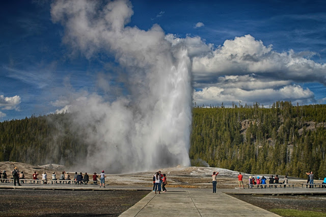 Yellowstone National Park Wyoming Idaho Montana geology travel field trip bison buffalo elk river geyser copyright RocDocTravel.com