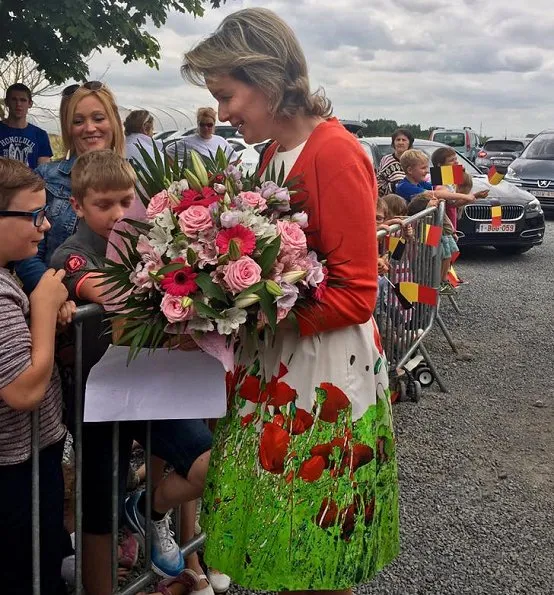 Queen Mathilde visited Ferme de Coux in Maillen and La Petite Campagne in Bovesse. Queen wore Natan dress and natan pumps