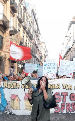 manifestante in testa al corteo con un megafono in via Toledo