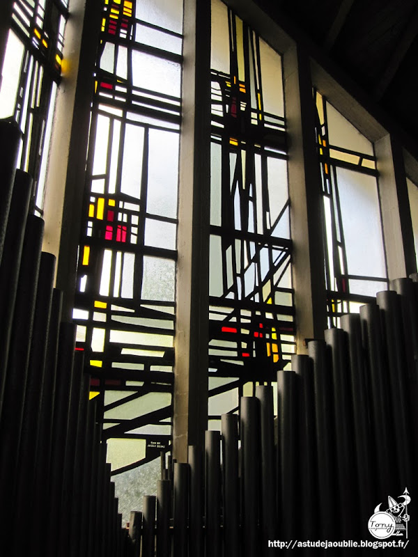 Grisy-Suisnes - Eglise Notre-Dame des Roses.  Architecte: Antoine Korady  Vitraux: Jacques Loire  Construction: 1964 - 1966  Calka - Maurice Levasseur - Louis Leygue