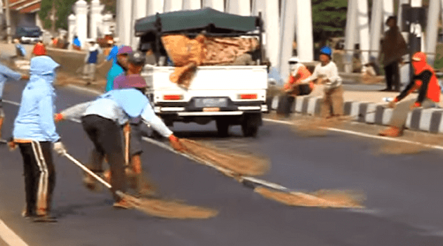 Tradisi Lempar Uang Logam Di Jembatan Sewo