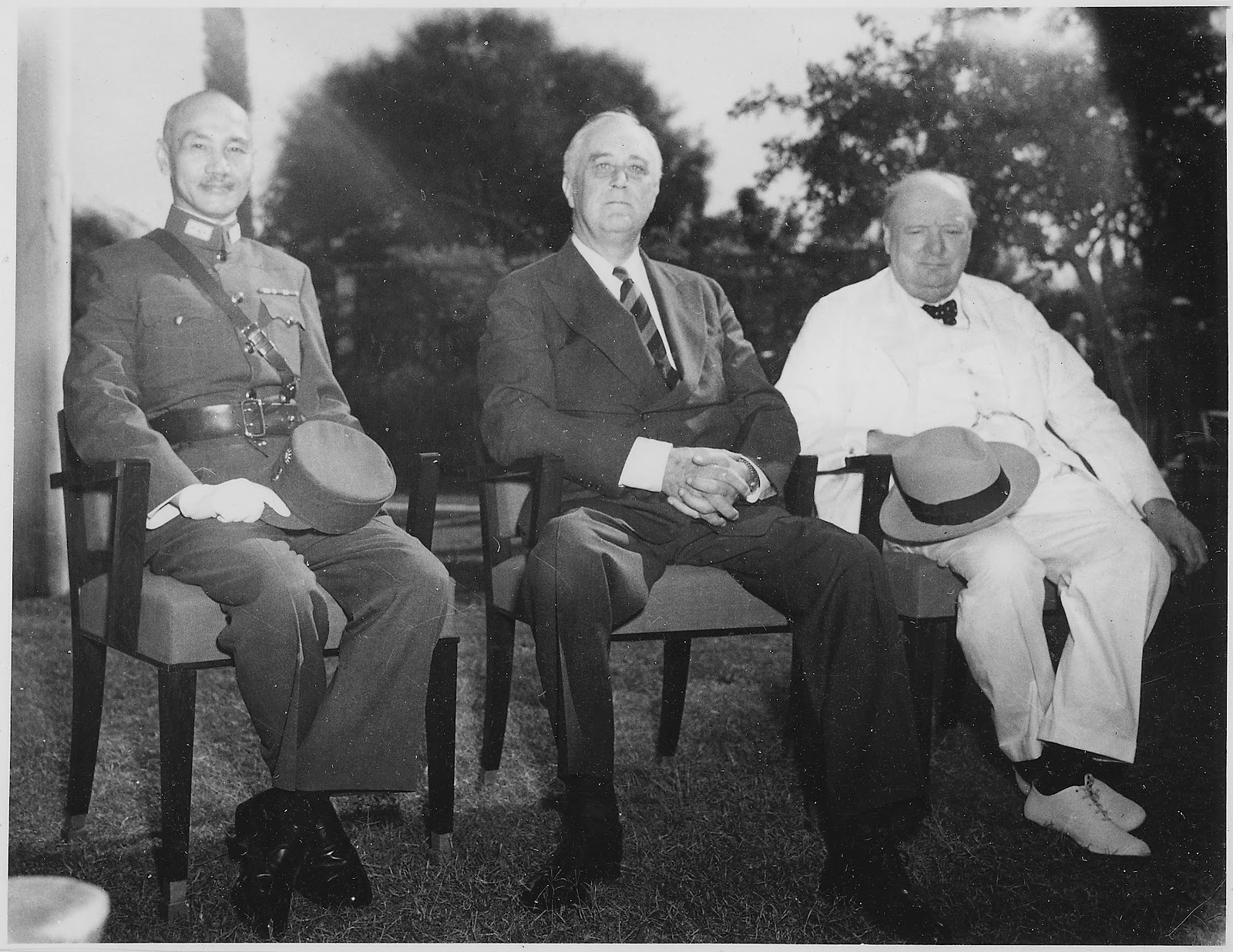 カイロ会談で中華民国の蒋介石とアメリカのルーズベルト大統領とイギリスのチャーチル首相が並んで座っている