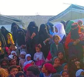 مؤسسة بنات الحديدة توزيع 100حقيبة مدرسة للطلاب النازحين في مأرب