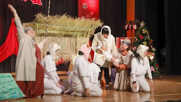 ▲喜樂慢飛天使以平安夜-耶穌誕生馬槽，溫馨開場。（記者林明佑翻攝）