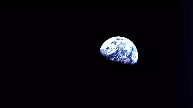фото Землі, зроблене з орбіти Місяця