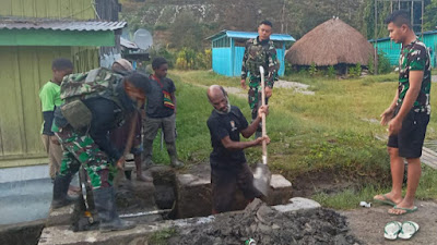 Atasi Kesulitan Masyarakat, Satgas Yonif 641/Bru, Bantu Memperbaiki Saluran Air Bersih Yang Rusak