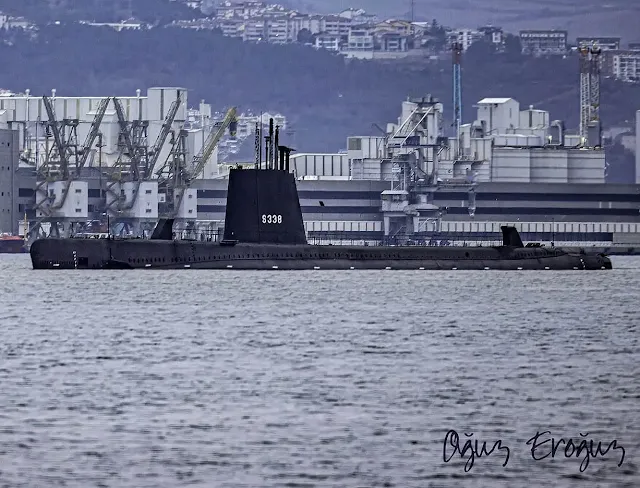 El submarino TCG Uluçalireis, retirado de la Armada turca en 2000, viaja al Museo Naval de Izmir.