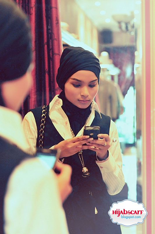 Style Spotted : Ms. Inna Rovita - Hijab Scarf