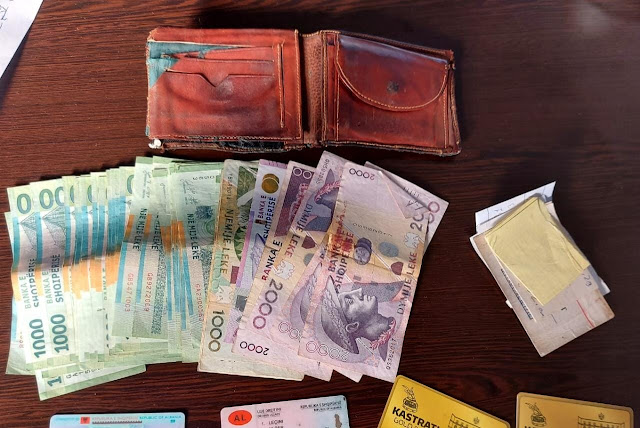 Portafoglio con soldi e documenti trovati dai turisti italiani a lushnje