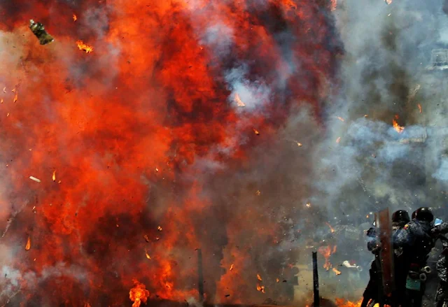 Το ματωμένο βήμα της Βενεζουέλας προς τη δικτατορία