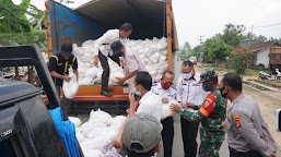 1.500 Keluarga Di Kecamatan Merbau Mataram Terima Bantuan Sembako Dari Pemkab