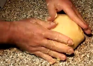 Imagen: Haciendo una bola con la mezcla de la tarta de limón