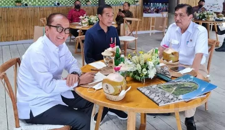 Viral Foto Tantowi, Jokowi, dan Luhut di Bali, Netizen: Yang Satu Nyengir, Kok Yang Dua Melas Gitu Mukanya?