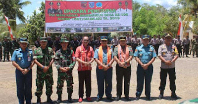 Saumlaki, Malukupost.com - Komandan Pangkalan Utama TNI Angkatan Laut (Danlantamal) IX Ambon, Laksamana Pertama TNI Budi Purwanto, S.T, M.M menutup kegiatan TNI Manunggal Membangun Desa (TMMD) ke-106 Kodim 1507 Saumlaki, Tahun Anggaran 2019 di desa Lermatang, kecamatan Tanimbar Selatan, Kamis (31/10). Dandim 1507 Saumlaki, Letkol. Inf. Rahmad Saerodin, S.I.P selaku Dansatgas TMMD ke-106 melaporkan kegiatan yang berlangsung dari tanggal 2 sampai 31 Oktober 2019 itu dipusatkan di Desa Bomaki dan Lermatang Kecamatan Tanimbar Selatan, dengan menggunakan metode gotong royong, kerja sama secara terpadu, dan lintas sektoral. 