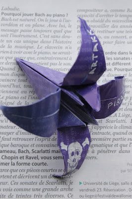 origami, fleur, mauve, art contemporain, encart pirate, indignés, MoMa, 