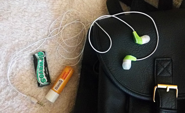 photo showin airwaves gums, balea balm and headphones, balea labelo, žvakaće gume, slušalice