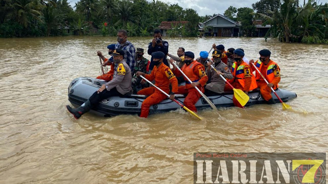 Ringankan Korban Banjir, Kapolres Cilacap Berikan Bantuan Sosial