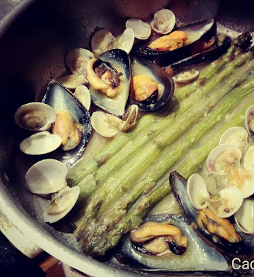 Chirlas y mejillones en salsa verde con trigueros