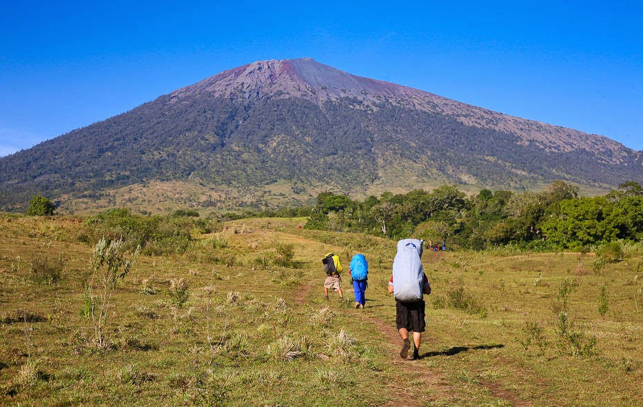 7 gunung tertinggi  di  indonesia  Alam dan perjalanan Hati