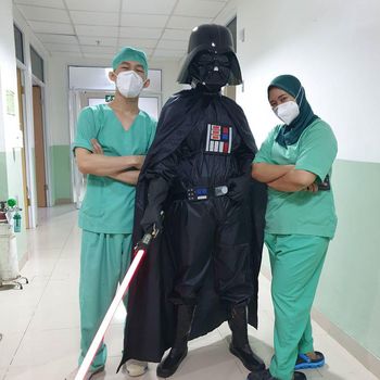 Dokter Nyentrik di Bogor Ini Viral  Pakai APD Superhero di RS