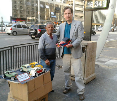 Milton Cruz e Jean Tosetto na esquina da Avenida Paulista com a Rua Haddock Lobo em São Paulo. (foto: Anibal Tosetto)