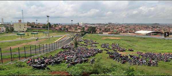 SOBRAL-CE: MOTOS APREENDIDAS SÃO TOMADAS PELO O MATO PEGANDO SOL E CHUVA.