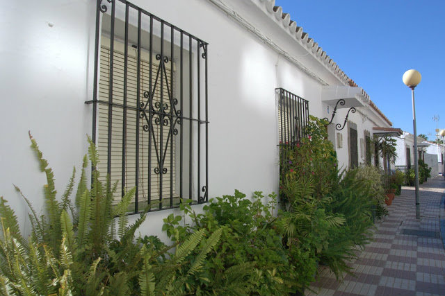 bielone fasady domków Hiszpania