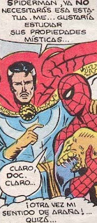 Spiderman y Doctor Extraño a vueltas con una estatua