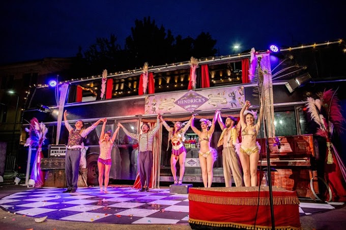 Milano, grande successo per la prima volta in città del Bus Theater: centinaia di persone in piazza Minniti per il 'Grand Cabaret'