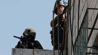 The Israeli army shot a child and dozens of young men suffocated in the occupied West Bank On Friday, the first day of Eid al-Fitr, a Palestinian child was injured by Israeli army bullets, and dozens of young men suffocated, in two separate incidents in the Jenin and Hebron governorates, north and south of the occupied West Bank.  On Friday, the first day of Eid al-Fitr, a Palestinian child was injured by Israeli army bullets, and dozens of young men suffocated, in two separate incidents in the Jenin and Hebron governorates, north and south of the occupied West Bank.  Palestine TV (official) stated that a 12-year-old boy was shot by the Israeli army "in the back while he was near the separating fence established on the lands of the village of Al-Arqa (west of Jenin). His injury was described as moderate."  In the town of Beit Ummar, north of Hebron, clashes erupted between the Israeli army and Palestinian youths at its eastern entrance.  Local field activist Muhammad Ayad Awad posted, on his Facebook account, videos of the clashes, the deployment of the Israeli army, and the firing of gas bombs at the entrance to the town.  Awad told Anadolu Agency, "The occupation army stormed the town from its eastern entrance, and clashes broke out with the residents, and the occupation soldiers deployed between the houses and fired gas bombs at young men who threw stones at military vehicles, which caused dozens of suffocation cases among the residents."  The army is stationed at a military point at the entrance to the town, and closes an iron gate from time to time, which it fixed at the entrance to the town, according to Awad.  Until 20:00 GMT, there was no comment from the Israeli army, which repeatedly raids Palestinian towns and cities under the pretext of pursuing wanted security personnel, which triggers confrontations with the population.    Yemen The assassination of the preacher of the Eid prayer in "Shabwa" after he finished his sermon Unidentified gunmen assassinated the preacher of the Eid prayer in the city of Beihan, southeastern Yemen, Sheikh Abdullah Al-Bani, after he finished his sermon. According to eyewitnesses, gunmen fired several bullets at the sheikh as he was about to get into his car, and killed him instantly.  On Friday, unidentified gunmen assassinated the preacher of the Eid prayer in the city of Beihan, southeastern Yemen, Sheikh Abdullah Al-Bani, after he finished his sermon.  The Undersecretary of the Yemeni Ministry of Information, Muhammad Qaizan, said in a tweet: “The preacher of the Eid prayer was assassinated in the city of Beihan, Shabwa Governorate, Sheikh Abdullah Al-Bani, among the worshipers, after he completed the Eid sermon,” without details.  Sheikh Abdullah Al-Bani holds the position of Director General of the Public Health and Population Office in the Bayhan district, in addition to his membership in the "Yemeni Reform Party" (the largest Islamic party in Yemen).  In a related context, eyewitnesses said, in separate interviews with Anadolu Agency, that unidentified gunmen shot Sheikh Al-Bani, as soon as he finished his Eid sermon and greeted the worshipers and prayed for them.  Witnesses reported that several bullets were fired at Sheikh Al-Bani when he was about to get into his car, and they killed him on the spot.  No Yemeni party claimed responsibility for the assassination, and no official statement was issued by the government until 07:00 GMT.  Shabwa governorate (southeast) is under the control of the Southern Transitional Council.  Yemen has been suffering for nearly nine years from an ongoing war between the forces loyal to the legitimate government, backed by an Arab military coalition led by neighboring Saudi Arabia, and the Houthi forces, who are backed by Iran and have controlled several provinces since 2014.