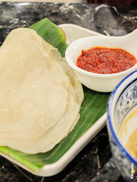 Beberapa helai lempeng yang nipis bersama sambal ikan bilis