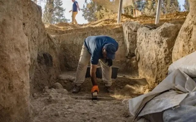 Descobrindo o portão da cidade | Foto: Yoli Schwartz, Autoridade de Antiguidades de Israel