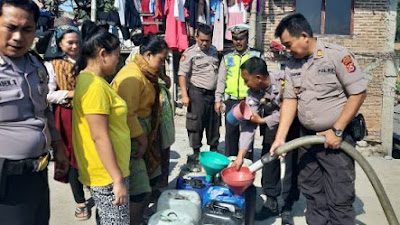 Dilanda Kekeringan, Polres Cilegon Polsek Pulo Merak Distribusikakn Air Bersih untuk Warga
