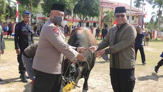 Brigjen Pol Edi Mardianto Serahkan Hewan Kurban