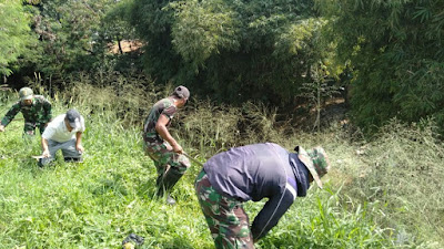 Bersama Warga, Satgas Subsektor 21-2 Cileunyi Giat Korve Sungai dan Sosialisasi Perpres 15 Tahun 2018