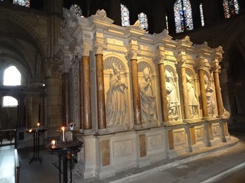 2017.10.23-128 tombeau de Saint Remi dans la basilique Saint-Remi