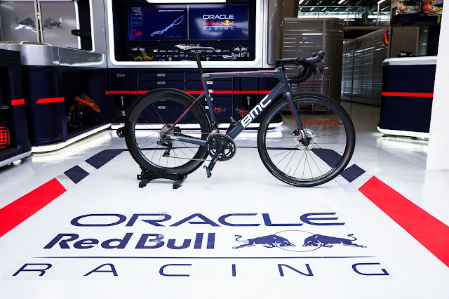 Bicicleta da BMC no box da Red Bull Racing