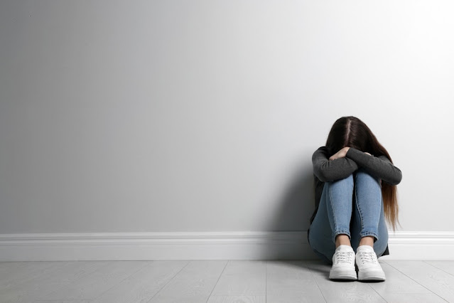 علامات الاكتئاب و الانتحار عند المراهقين