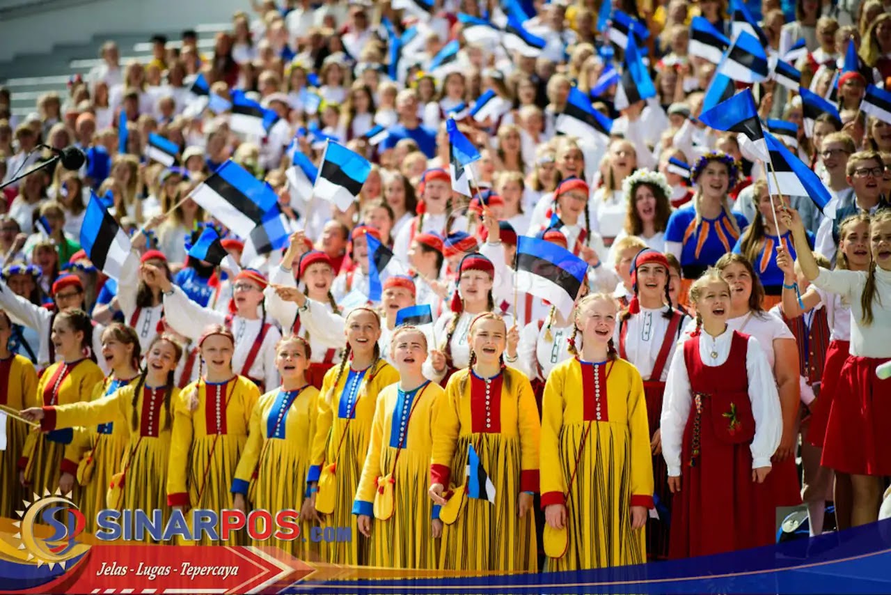 21.000 Suara Menembus Hujan: Festival Lagu Rakyat Estonia Menggema di Tengah Cuaca Ekstrem