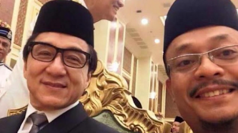 Jackie Chan Masuk Islam / Mr.Jackie Chan Converted To Islam - B & G Fashion - Atau hanya sekadar berita palsu (hoax)?