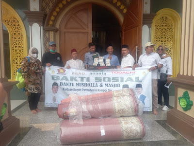 Turidi membagikan karpet permadani dengan panjang total mencapai 933 meter kepada 31 musola dan masjid