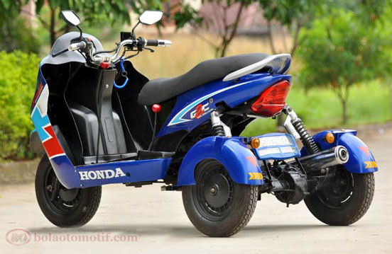 Foto Modifikasi Honda Supra bodinya keseluruhan di desain menganut tipikal besutan matic Tujuannya, biar trike jadi lebih ceper dan mudah dikendarai frame Supra Fit hampir seluruhnya sudah dirombak total. Bagian rangka underbonenya kena pangkas