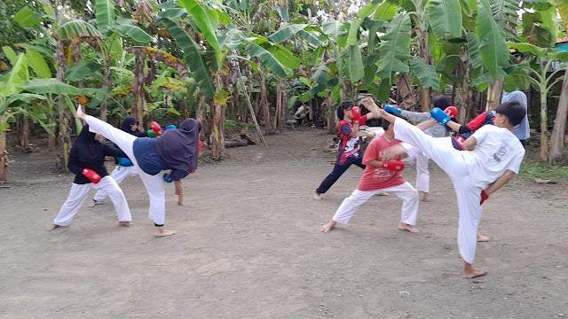 Manfaatkan Libur Sekolah, Anak-anak Jatiluhur Berlatih Karate 